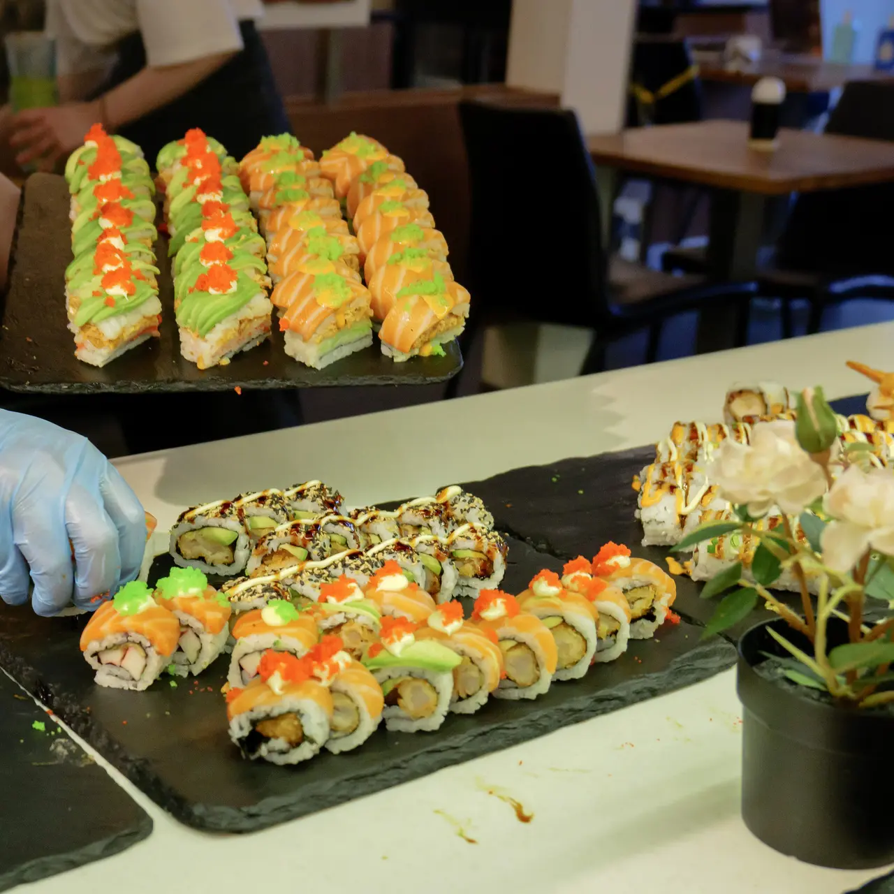 Tuoreita aasialaisia herkkuja lautasella